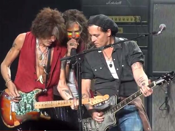 O Johnny Depp στην σκηνή μαζί με τους Aerosmith