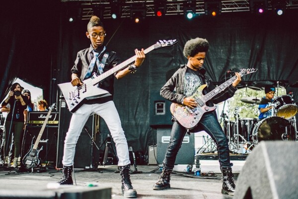 Μπάντα metal με 13χρονους υπογράφει ακριβό συμβόλαιο με τη Sοny