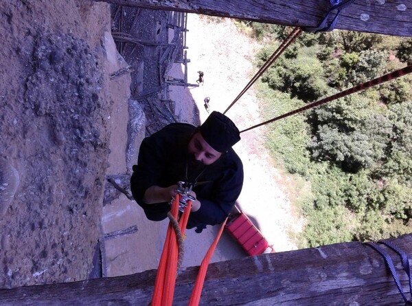 Μετέωρα: Μοναχοί σκαρφάλωσαν σε σκήτη, σε ύψος 50 μέτρων