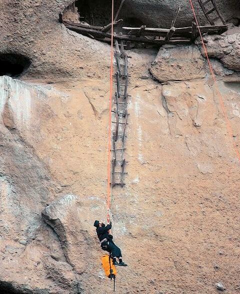 Μετέωρα: Μοναχοί σκαρφάλωσαν σε σκήτη, σε ύψος 50 μέτρων