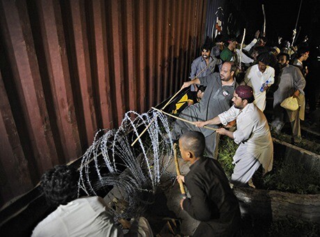 Νέα νύχτα διαδηλώσεων έξω από το Κοινοβούλιο στο Πακιστάν
