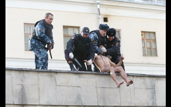 O Ρώσος που είχε καρφώσει τους όρχεις του στην Κόκκινη Πλατεία, κόβει το αυτί του δημοσίως