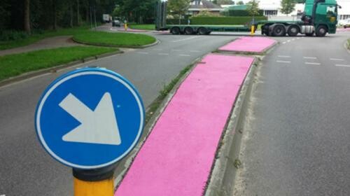 Έβαψαν τα πεζοδρόμια της πόλης ροζ κατά λάθος