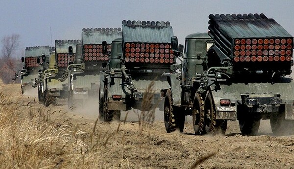 Τα ρωσικά στρατεύματα απειλούν την Ουκρανία