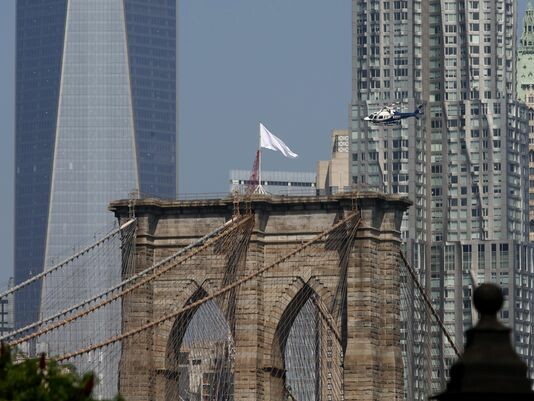 Ξέβαψαν με χλωρίνη τις σημαίες των ΗΠΑ στη γέφυρα του Μπρούκλιν