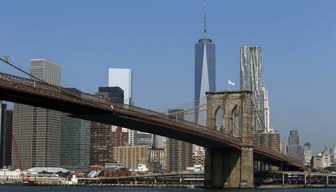 Ξέβαψαν με χλωρίνη τις σημαίες των ΗΠΑ στη γέφυρα του Μπρούκλιν