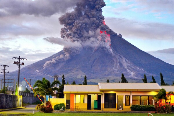 Εξερράγη το ηφαίστειο Mayon στις Φιλιππίνες (φωτογραφίες + βίντεο)