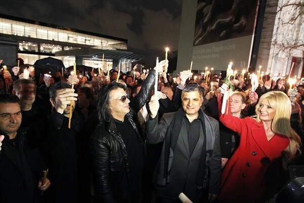 Ψινάκης, Ντόρα και Δούρου διαμαρτύρονται με λαμπάδες έξω από το Μουσείο Ακρόπολης