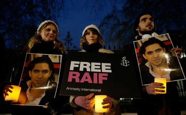 Θανατική ποινή αντιμετωπίζει ο Σαουδάραβας μπλόγκερ που έχει καταδικαστεί σε 1.000 μαστιγώματα