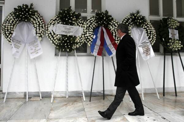 Γιατί το στεφάνι του Μεϊμαράκη στην κηδεία του Ντέμη Ρούσσου έγραφε Ζωή Κωνσταντοπούλου