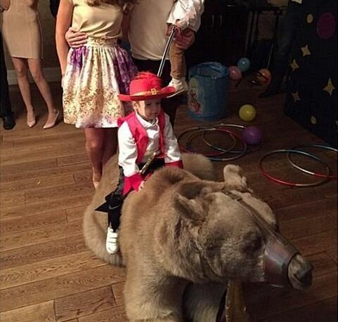 Σάλος με τον αθλητή που νοίκιασε αρκούδα για τα γενέθλια του παιδιού του