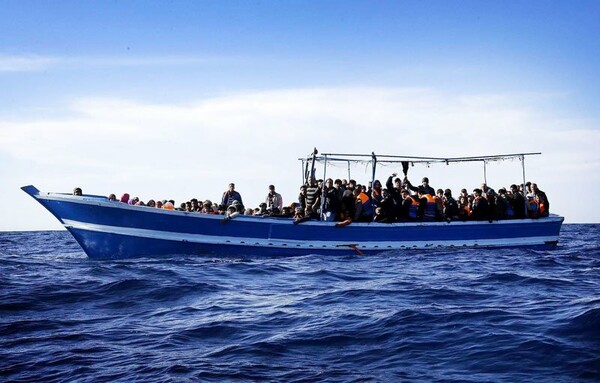 Ακυβέρνητο πλοίο με μετανάστες ανοιχτά της Κρήτης
