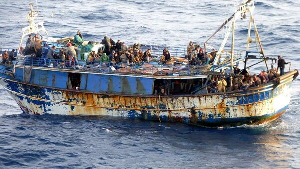 700 μετανάστες στο ακυβέρνητο πλοίο