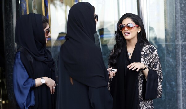 Η σοφέρ των πριγκιπισσών της Σαουδικής Αραβίας αποκαλύπτει τη μυστική, πολυέξοδη ζωή τους