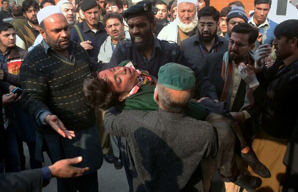 Tριήμερο πένθος για την σφαγή των παιδιών στο Πακιστάν