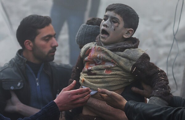 Λουτρό αίματος από τις νέες αεροπορικές επιδρομές στη Συρία
