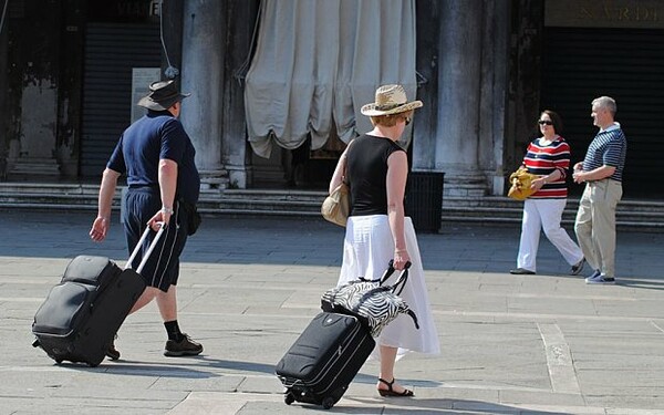 Η Βενετία απαγόρευσε τις βαλίτσες με ρόδες