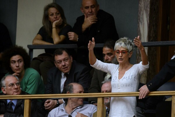 "Βρωμάτε Προδότες!" σε μπλούζα γυναίκας που φώναζε στη Βουλη