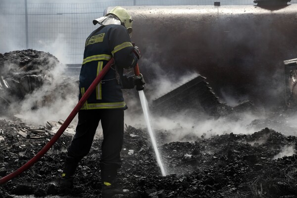 Φωτιά σε εργοστάσιο στη Μάνδρα Αττικής - Ένας νεκρός από παθολογικά αίτια