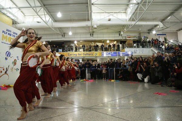 Ξαφνικά Bollywood στο Ελευθέριος Βενιζέλος - Η χορευτική έκπληξη στο αεροδρόμιο της Αθήνας