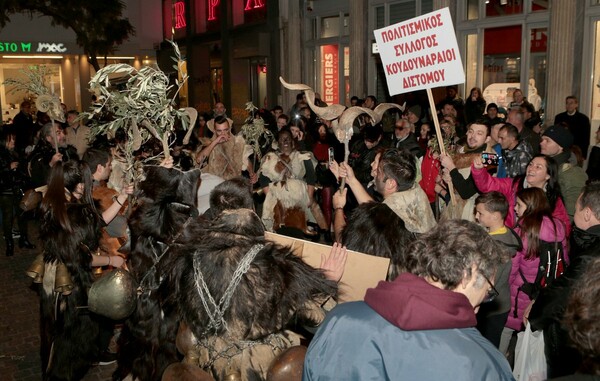 Τραγόμορφοι Κουδουναραίοι χωρίς λογοκρισία ξεχύθηκαν απόψε στην Αθήνα