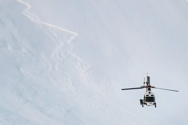 Δύο σκιέρ τραυματίστηκαν από τη χιονοστιβάδα στο Βαλαί της Ελβετίας - Βρέθηκαν οι υπόλοιποι αγνοούμενοι