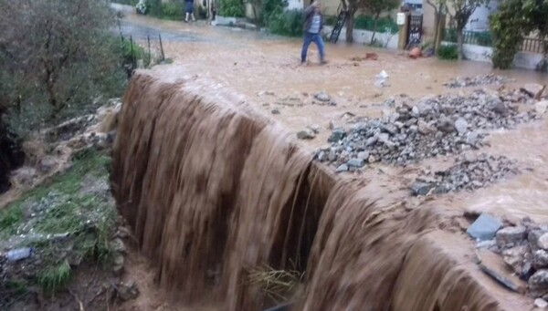 Καταρρακτώδεις βροχές στη Κρήτη: Πλημμύρισαν σπίτια και έκλεισαν δρόμοι