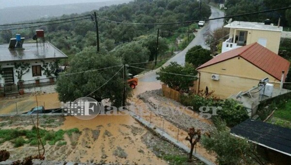 Καταρρακτώδεις βροχές στη Κρήτη: Πλημμύρισαν σπίτια και έκλεισαν δρόμοι