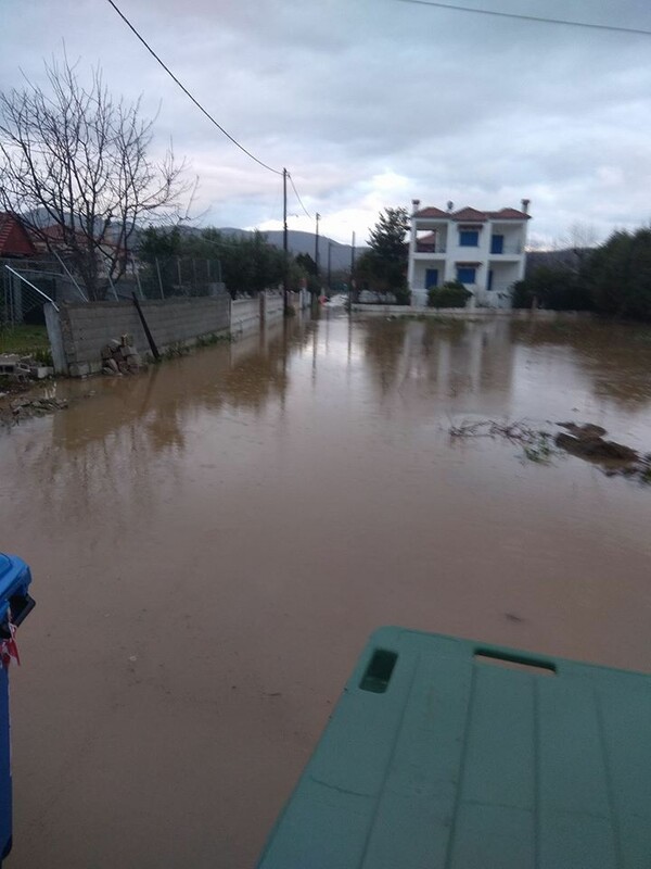 Προβλήματα από τη βροχόπτωση στη Λάρισα: Πλημμύρες και κατολισθήσεις στα παράλια της Αγιάς