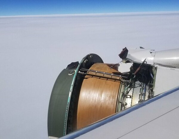 Θρίλερ στον αέρα: Κινητήρας αεροπλάνου άρχισε να διαλύεται κατά την πτήση