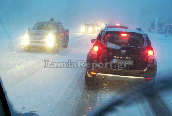 Δύσκολη νύχτα στον Δομοκό από την επέλαση του χιονιά - Προβλήματα και κλειστά σχολεία