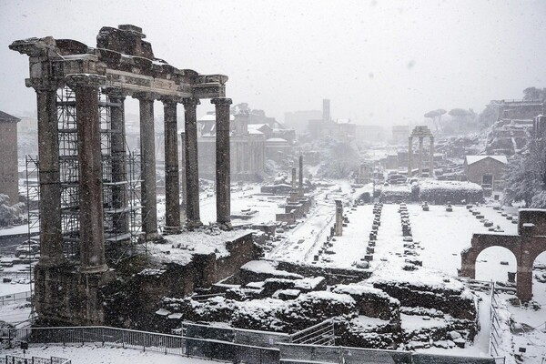 Η Ρώμη στα λευκά - Οι εικόνες με το χιονισμένο Κολοσσαίο είναι εντυπωσιακές