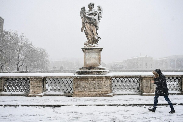 Η Ρώμη στα λευκά - Οι εικόνες με το χιονισμένο Κολοσσαίο είναι εντυπωσιακές