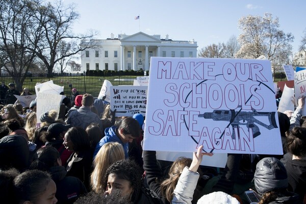 Χιλιάδες μαθητές στις ΗΠΑ διαμαρτύρονται κατά της οπλοκατοχής -Έκαναν μαζική αποχή και βγήκαν από τις τάξεις
