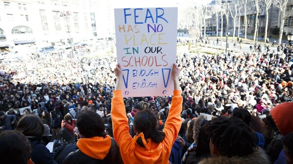 Χιλιάδες μαθητές στις ΗΠΑ διαμαρτύρονται κατά της οπλοκατοχής -Έκαναν μαζική αποχή και βγήκαν από τις τάξεις