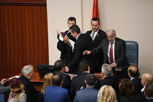 Πολιτικοί τριγμοί στην ΠΓΔΜ: Ο Ιβάνοφ δεν υπογράφει το διάταγμα για την αλβανική γλώσσα