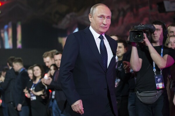 Άνοιξαν οι κάλπες στη Μόσχα - Άνετη επικράτηση του Πούτιν προεξοφλούν οι δημοσκοπήσεις