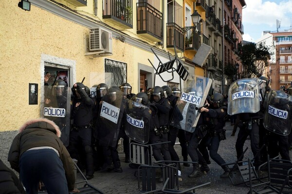 Εκατοντάδες διαδήλωσαν στη Μαδρίτη εναντίον της αστυνομίας