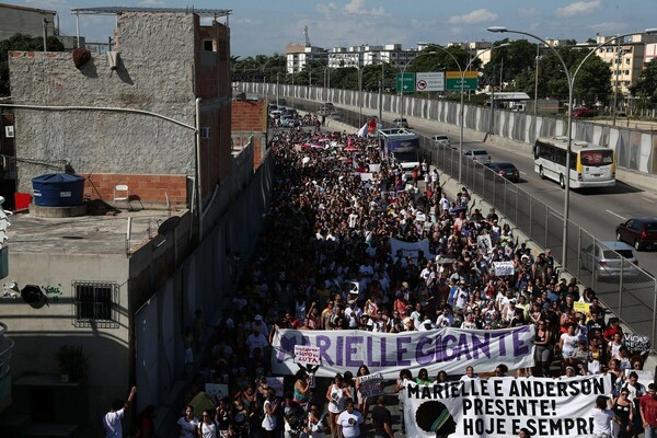 Χιλιάδες διαδήλωσαν στο Ρίο ντε Τζανέιρο για τη δολοφονία της ακτιβίστριας Μαριέλε Φράνκο