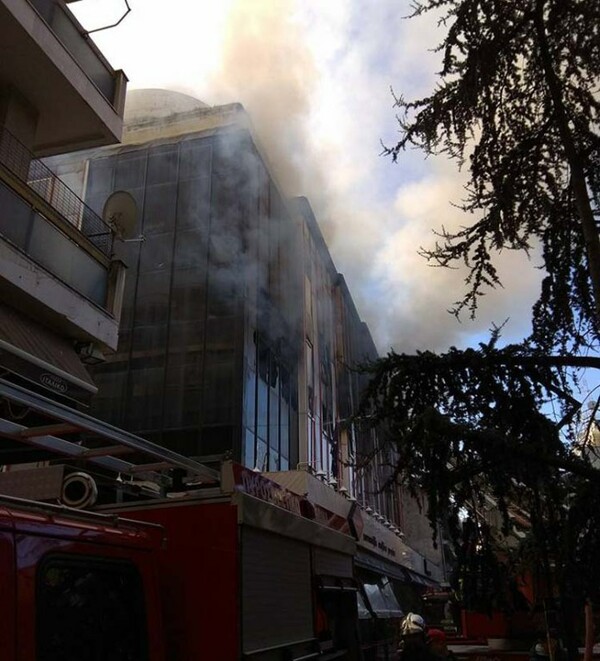 Στις φλόγες κτίριο της εφορίας στη Λάρισα - Επιχείρηση της Πυροσβεστικής