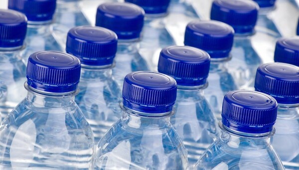 Το 90% των μπουκαλιών εμφιαλωμένου νερού περιέχουν μικροσκοπικά κομμάτια πλαστικού - «Καμπανάκι» από τους επιστήμονες