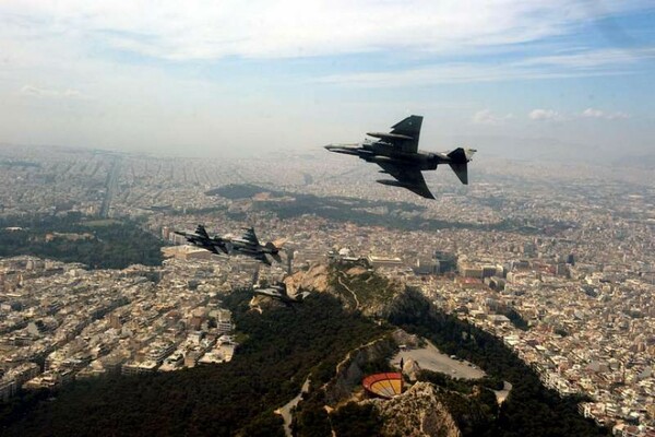 Μαχητικά αεροσκάφη θα πετάξουν σήμερα πάνω από την Αθήνα