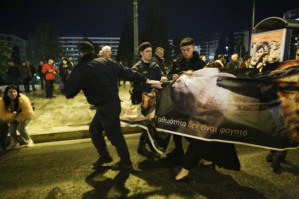 Βίγκαν διαδήλωσαν την ώρα του Επιταφίου στο Σύνταγμα κατά της σφαγής των αμνών