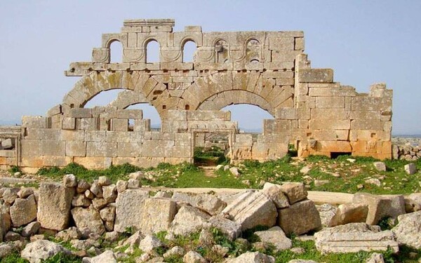 Συρία: Οι τουρκικές αεροπορικές επιδρομές προκάλεσαν ζημιές μία από τις παλαιότερες χριστιανικές εκκλησίες στον κόσμο
