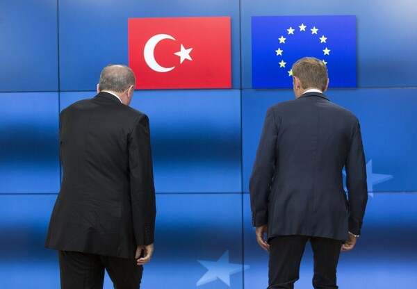 Spiegel: Απειλή για ρήγμα στη συμφωνία ΕΕ - Τουρκίας για το προσφυγικό