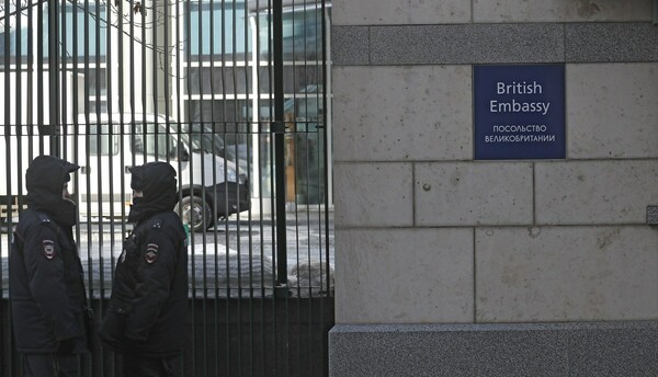 Υπόθεση Σκριπάλ: Βρετανοί, που πρόκειται να απελαθούν, συγκεντρώθηκαν στην πρεσβεία στη Μόσχα