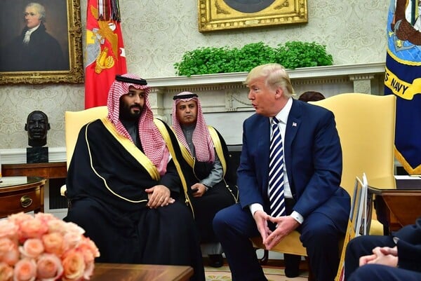 Συνάντηση Τραμπ με τον Σαουδάραβα πρίγκιπα Σαλμάν - Ενισχύονται οι σχέσεις Ουάσιγκτον-Ριάντ