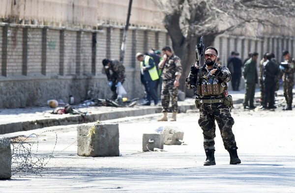 Τουλάχιστον 32 νεκροί από την επίθεση αυτοκτονίας σε τέμενος στην Καμπούλ