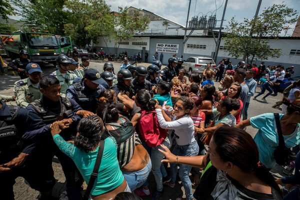 Κατακραυγή στη Βενεζουέλα για τους 68 νεκρούς μετά από εξέγερση κρατουμένων