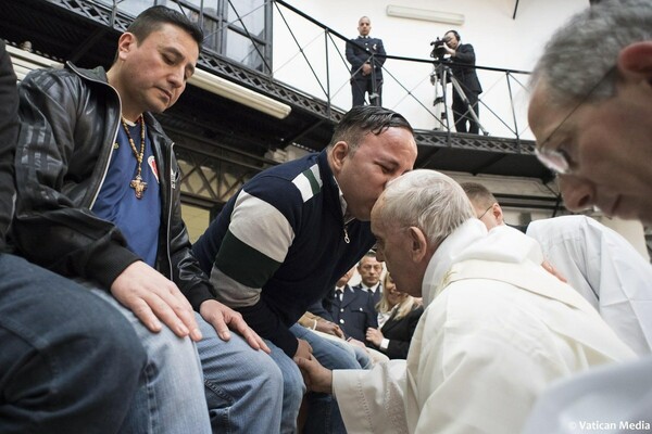 Ο Πάπας έπλυνε και φίλησε τα πόδια φυλακισμένων
